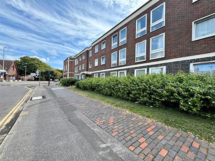 2 Bedroom Flat To Rent In New Orchard, Poole, BH15