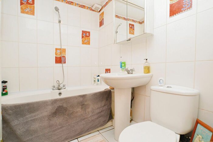 2 Bedroom Flat For Sale In Old Hale Way, Hitchin, SG5