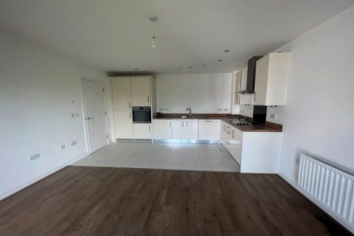 2 Bedroom Flat To Rent In Sovereign Way, Tonbridge, TN9