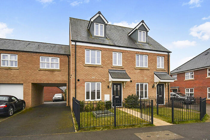 3 Bedroom Town House For Sale In Tate Drive, Biggleswade, SG18