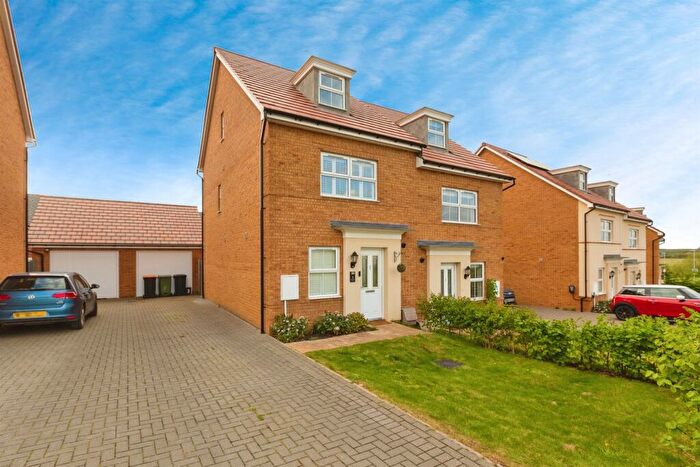 4 Bedroom Semi-Detached House For Sale In Briggington Way, Leighton Buzzard, LU7
