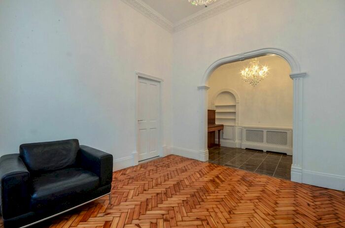 2 Bedroom Flat To Rent In Queens Gate, South Kensington, London, SW7
