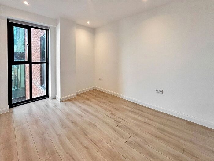 1 Bedroom Flat To Rent In Bath Road, Slough, Berkshire, SL1