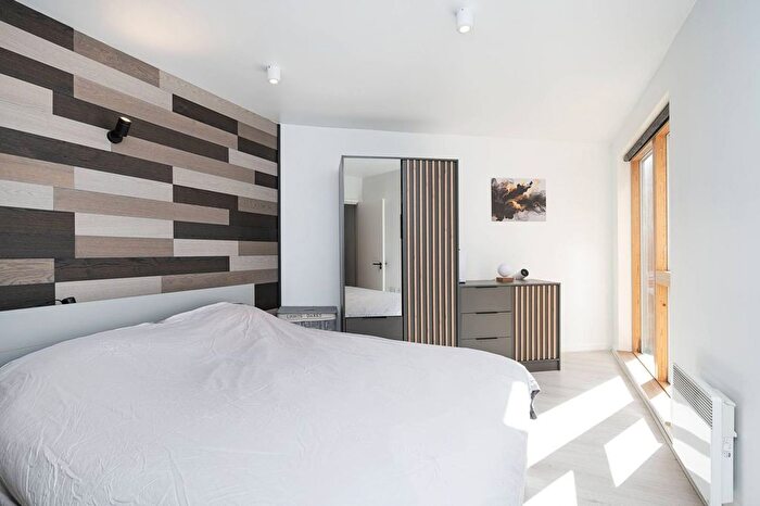 2 Bedroom Flat For Sale In Mears Close, Whitechapel, London, E1