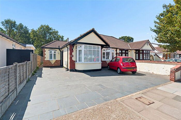 3 Bedroom Bungalow For Sale In Woodhall Crescent, Hornchurch, RM11