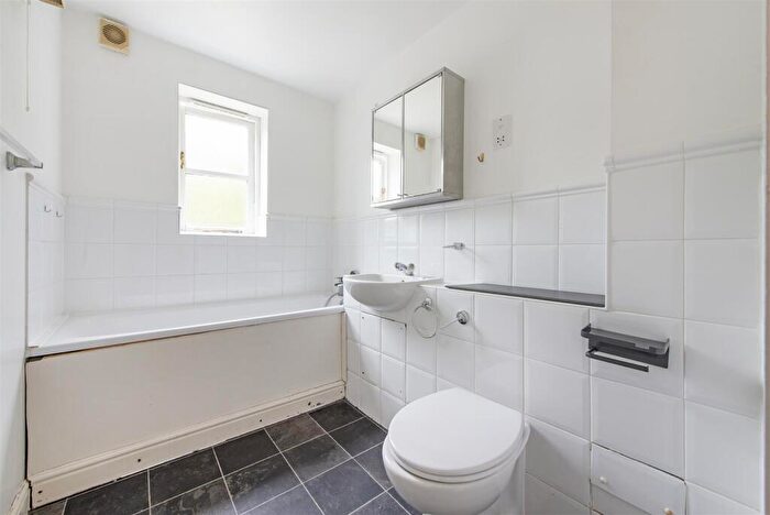 2 Bedroom Flat For Sale In Vanderville Gardens, London, N2
