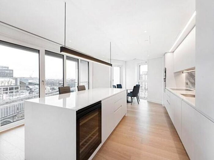 2 Bedroom Flat To Rent In Lincoln Apartment, Fountain Park. Way London, W12