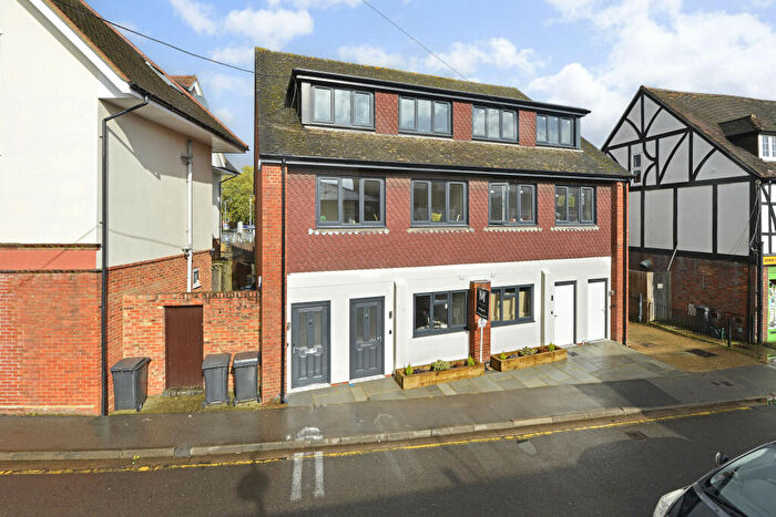1 Bedroom Apartment For Sale In Farncombe Street, Godalming, Surrey, GU7