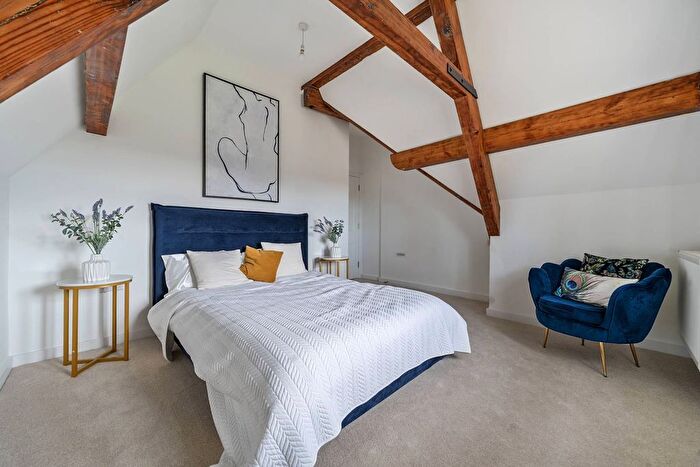 3 Bedroom Flat For Sale In Oakley Gardens, Redhill, Merstham, RH1