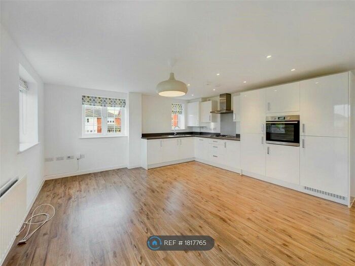 2 Bedroom Flat To Rent In Nicholson Drive, Wokingham, RG41
