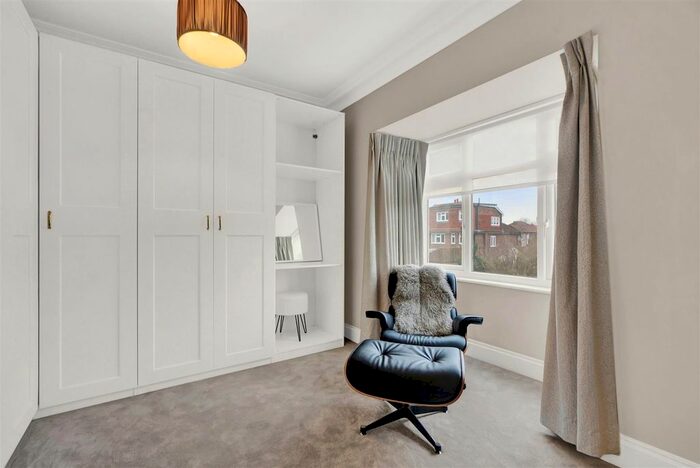 1 Bedroom Flat To Rent In Woodstock Avenue, London, W13