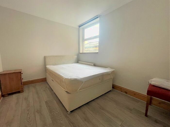 3 Bedroom Flat To Rent In Tooting Bec Road, London, SW17