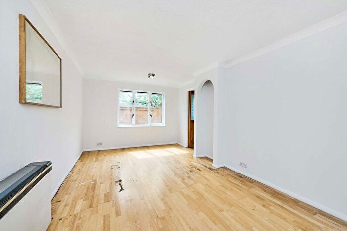 2 Bedroom Flat To Rent In Cross Road, Wimbledon, SW19