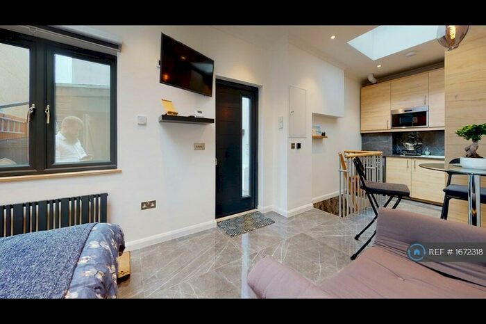 Studio To Rent In Balham, London, SW12