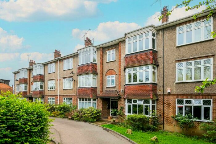 2 Bedroom Apartment To Rent In Goldings Hill, Loughton, IG10