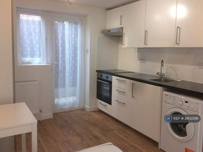 Studio To Rent In Hendon Way, London, NW2