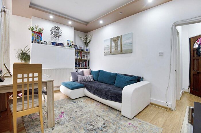 2 Bedroom Flat To Rent In Marvels Lane, Grove Park, SE12