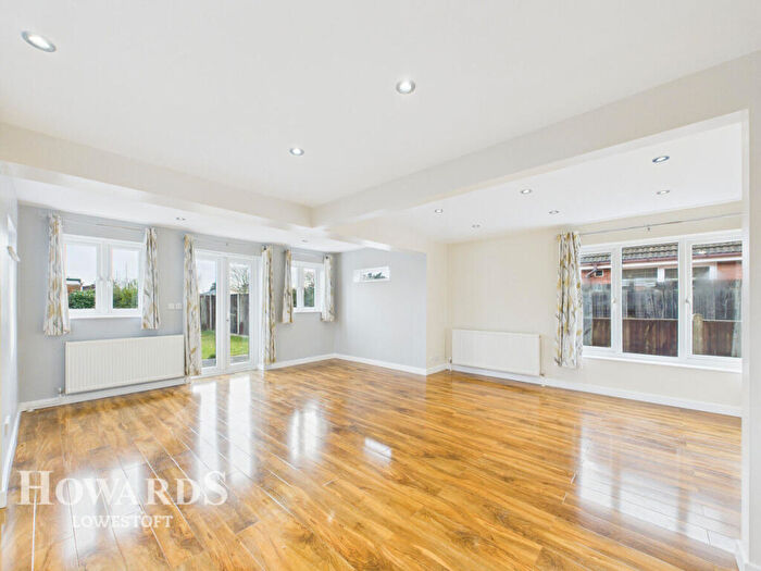 3 Bedroom Detached Bungalow For Sale In Clover Way, Gunton, NR32