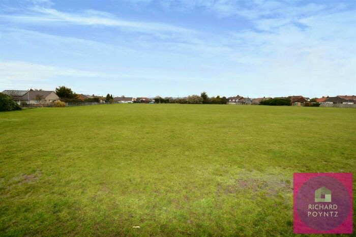 3 Bedroom End Of Terrace House For Sale In Long Road, Canvey Island, SS8