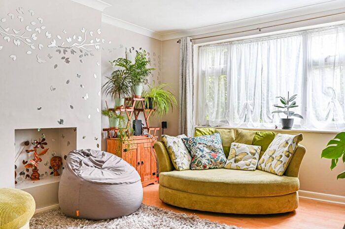 2 Bedroom Maisonette To Rent In Dornton Road, South Croydon, CR2