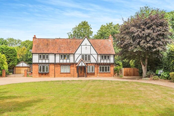5 Bedroom Detached House To Rent In Hawthorn Hill Bracknell, RG42
