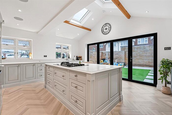 4 Bedroom Detached House For Sale In Faversham Avenue, North Chingford, E4