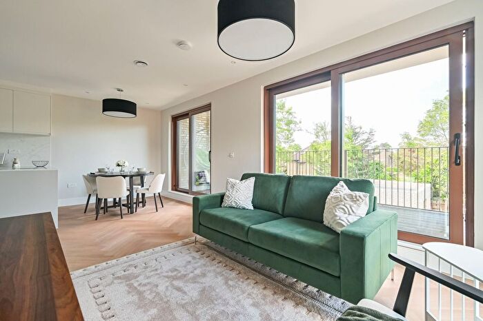 2 Bedroom Flat For Sale In Lynton Road, Acton, London, W3