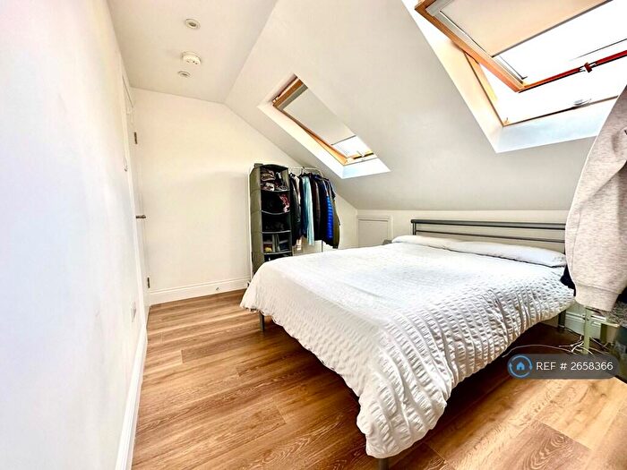 1 Bedroom Flat To Rent In The Limes Avenue, London, N11
