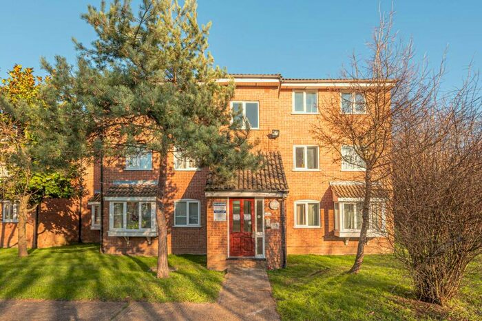 2 Bedroom Flat To Rent In Silver Birch Close, Friern Barnet, London, N11
