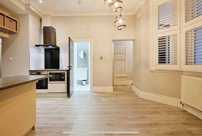 2 Bedroom Flat To Rent In Southerton Road, Hammersmith, West London, W6