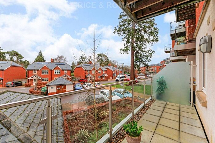 2 Bedroom Flat For Sale In Lynwood Village, Ascot, SL5