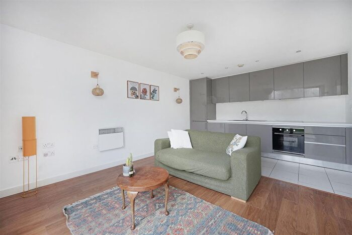 2 Bedroom Flat To Rent In Kinnear Apartments, New River Village, Hornsey, N8