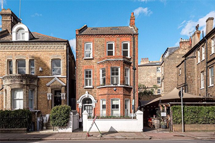 3 Bedroom Flat For Sale In Parkgate Road, London, SW11