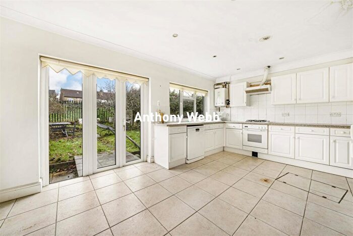 3 Bedroom Terraced House For Sale In Chimes Avenue, Palmers Green, N13