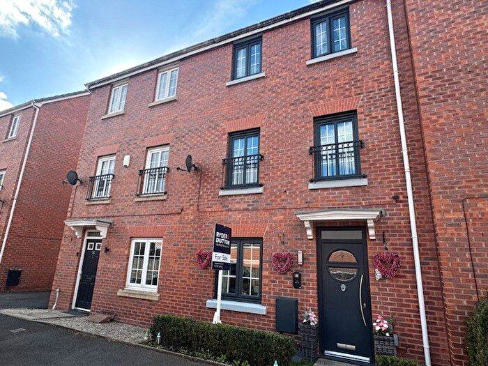 4 Bedroom Town House For Sale In Tangmere Avenue, Hopwood, Heywood, Greater Manchester, OL10