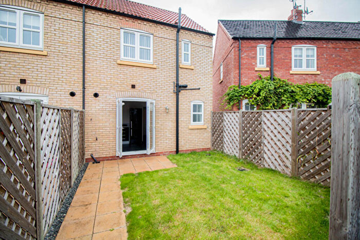 2 Bedroom End Of Terrace House To Rent In Shinewater Park, HU7