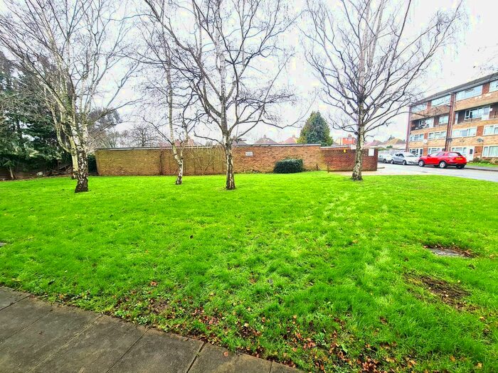 2 Bedroom Flat To Rent In Travellers Way, Hounslow, Greater London TW4
