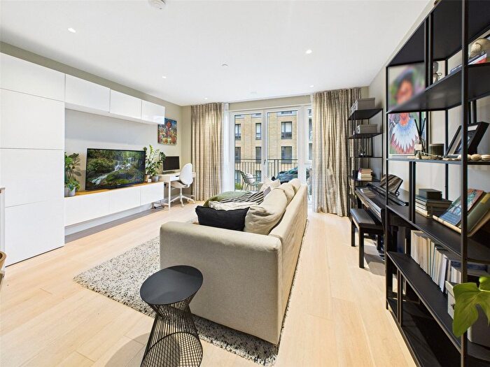 1 Bedroom Flat To Rent In Camera House, Teddington, TW11