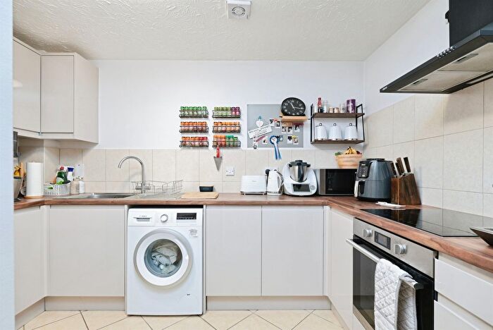 2 Bedroom Flat For Sale In Gandon Vale, High Wycombe, HP13