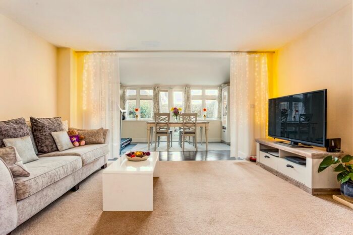 4 Bedroom End Of Terrace House To Rent In The Moors, Redhill, RH1