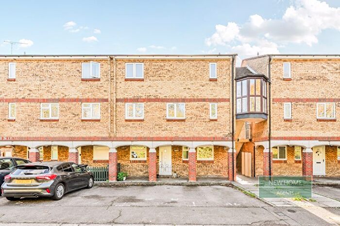 2 Bedroom Flat For Sale In Woodstock Crescent Laindon, Basildon, SS15