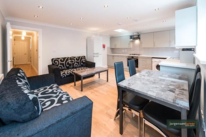 4 Bedroom Maisonette To Rent In Grafton Road, London, W3