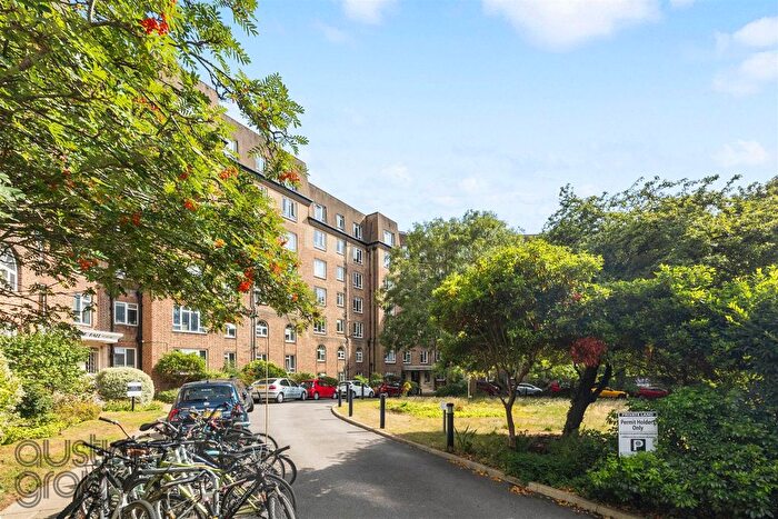 2 Bedroom Flat For Sale In Wick Hall, Furze Hill, Hove, BN3