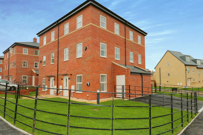2 Bedroom Town House To Rent In Bishops Way, Leeds, West Yorkshire, LS14