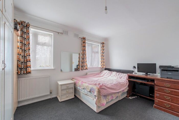 2 Bedroom Flat For Sale In Fairwood Court, Fairlop Road, Leytonstone, London, E11
