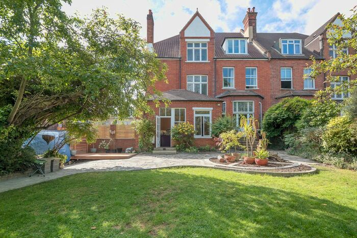 3 Bedroom Flat To Rent In West Hill, Putney, London, SW15