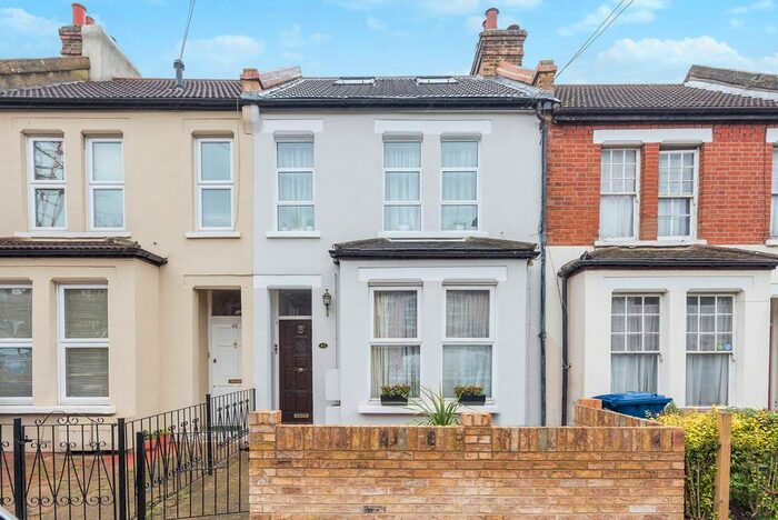 3 Bedroom Flat To Rent In Connaught Road, Ealing, London, W13