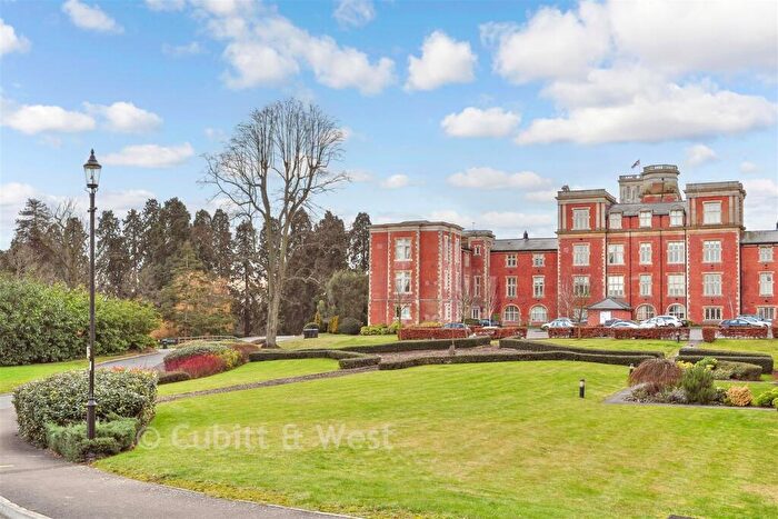 2 Bedroom Apartment For Sale In Talfourd Way, Redhill, Surrey, RH1