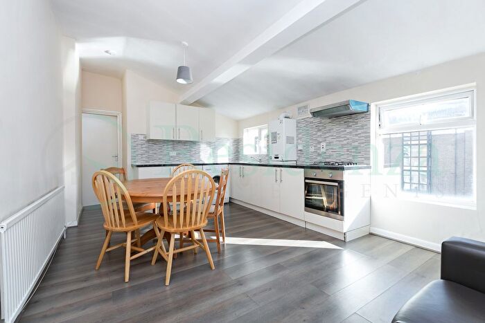 3 Bedroom Flat To Rent In Mitcham Road, London, SW17