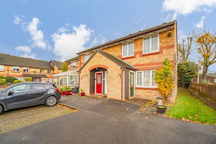 1 Bedroom Maisonette For Sale In Auriol Drive, Uxbridge, UB10